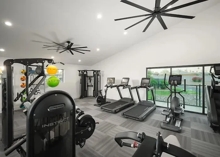 Spacious 2bd - Parking, Gym, Pool - Sleep 8 - 5min Casino Apartment *