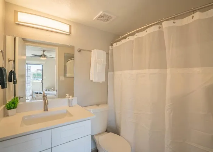Spacious 2bd - Parking, Gym, Pool - Sleep 8 - 5min Casino Apartment *