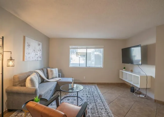 Apartment Spacious 2bd - Parking, Gym, Pool - Sleep 8 - 5min Casino Scottsdale