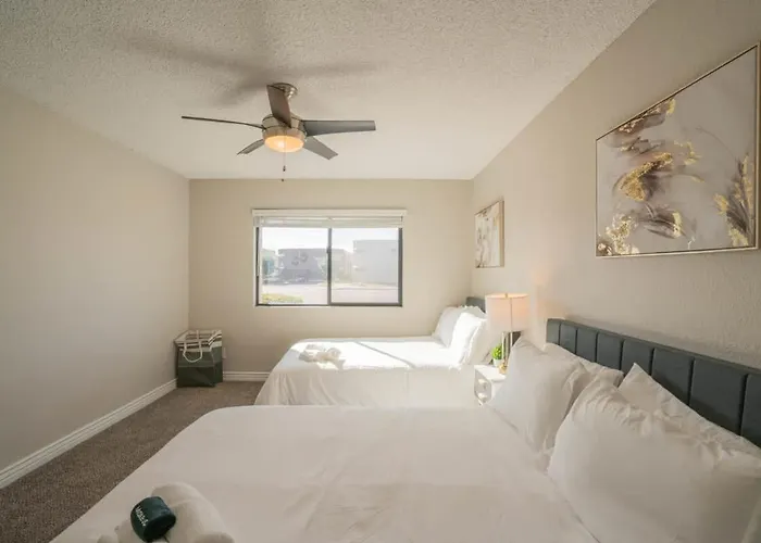 Spacious 2bd - Parking, Gym, Pool - Sleep 8 - 5min Casino Scottsdale