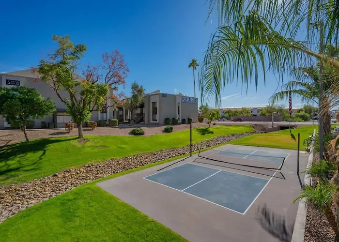 Spacious 2bd - Parking, Gym, Pool - Sleep 8 - 5min Casino * Scottsdale
