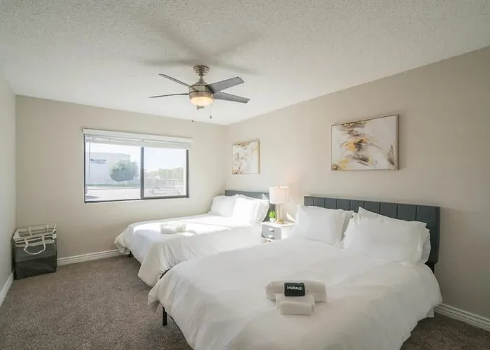 Spacious 2bd - Parking, Gym, Pool - Sleep 8 - 5min Casino Apartment