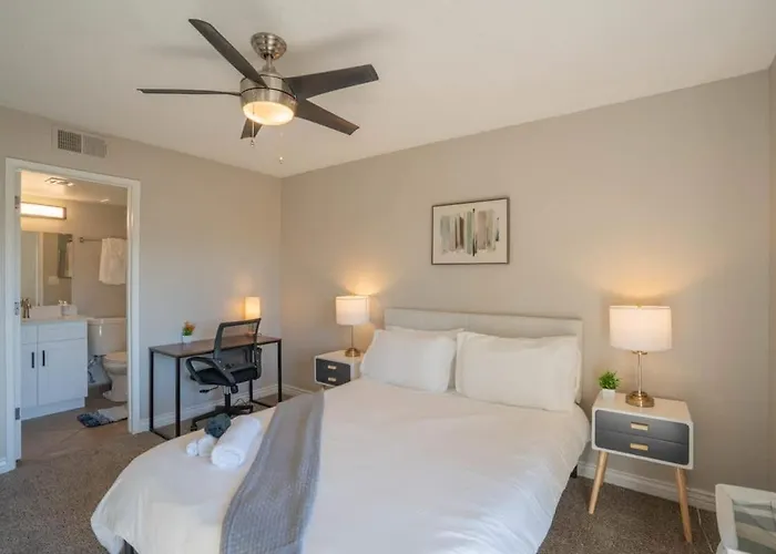 Apartment Spacious 2bd - Parking, Gym, Pool - Sleep 8 - 5min Casino