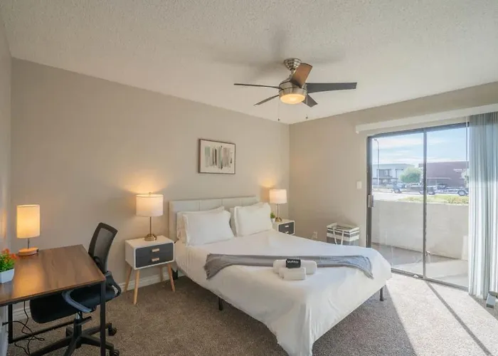 Apartment Spacious 2bd - Parking, Gym, Pool - Sleep 8 - 5min Casino Scottsdale
