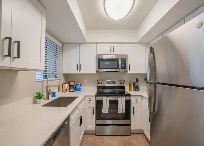 Spacious 2bd - Parking, Gym, Pool - Sleep 8 - 5min Casino *