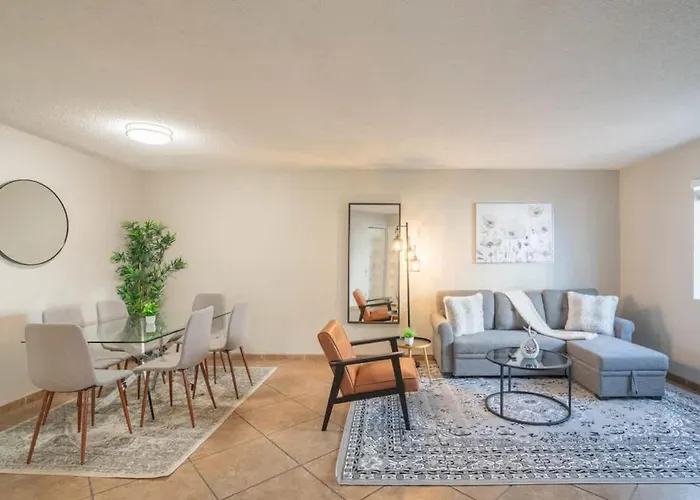 Apartment Spacious 2bd - Parking, Gym, Pool - Sleep 8 - 5min Casino