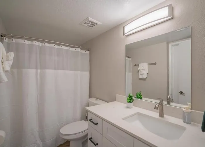 Spacious 2bd - Parking, Gym, Pool - Sleep 8 - 5min Casino Apartment *