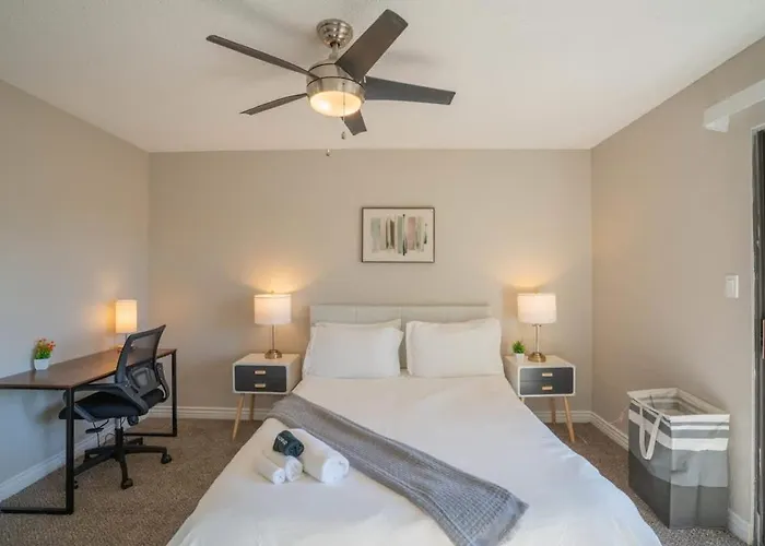 Spacious 2bd - Parking, Gym, Pool - Sleep 8 - 5min Casino * Scottsdale