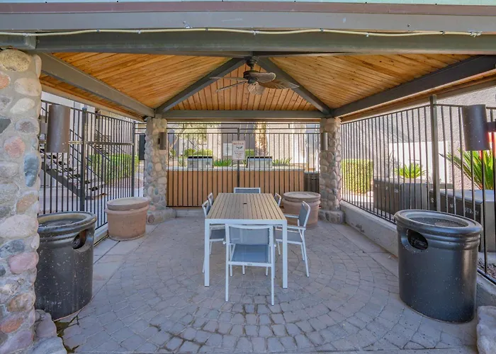 Apartment Spacious 2bd - Parking, Gym, Pool - Sleep 8 - 5min Casino Scottsdale