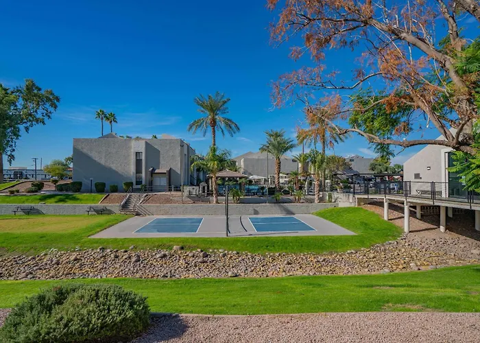 Spacious 2bd - Parking, Gym, Pool - Sleep 8 - 5min Casino Scottsdale