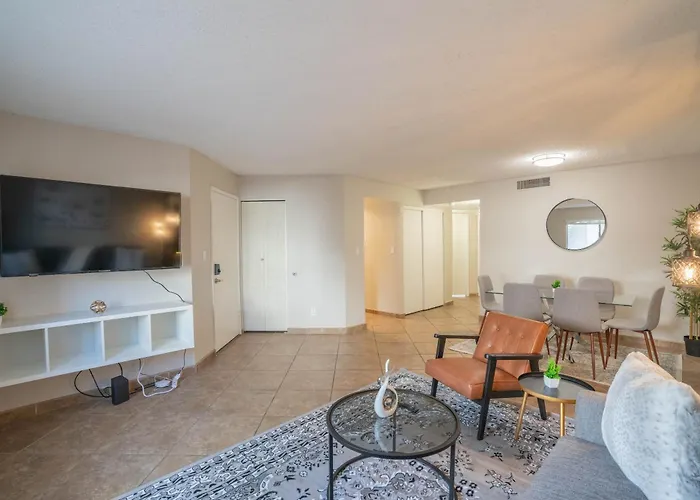Apartment Spacious 2bd - Parking, Gym, Pool - Sleep 8 - 5min Casino Scottsdale