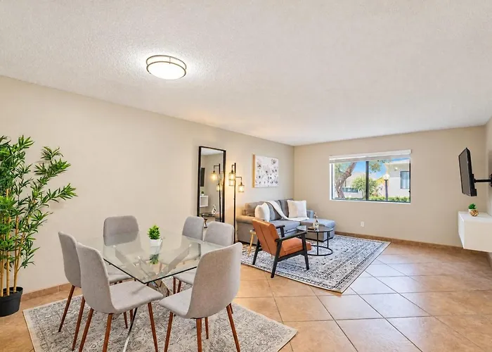 Apartment Spacious 2bd - Parking, Gym, Pool - Sleep 8 - 5min Casino