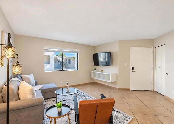 Spacious 2bd - Parking, Gym, Pool - Sleep 8 - 5min Casino Apartment