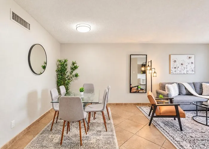 Apartment Spacious 2bd - Parking, Gym, Pool - Sleep 8 - 5min Casino *