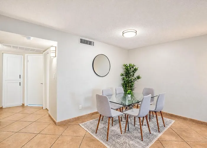 Apartment Spacious 2bd - Parking, Gym, Pool - Sleep 8 - 5min Casino Scottsdale