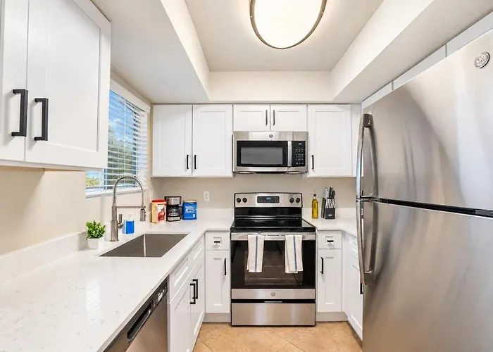 Apartment Spacious 2bd - Parking, Gym, Pool - Sleep 8 - 5min Casino