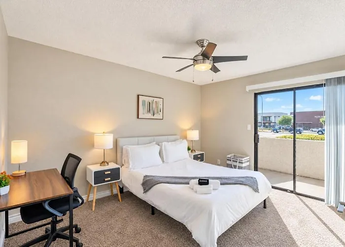 Spacious 2bd - Parking, Gym, Pool - Sleep 8 - 5min Casino