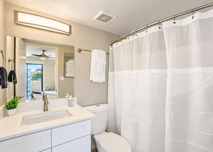 Spacious 2bd - Parking, Gym, Pool - Sleep 8 - 5min Casino Apartment