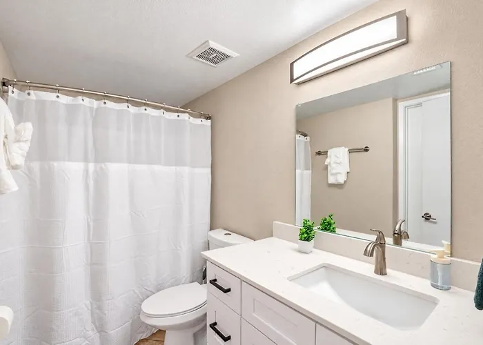 Spacious 2bd - Parking, Gym, Pool - Sleep 8 - 5min Casino Apartment *