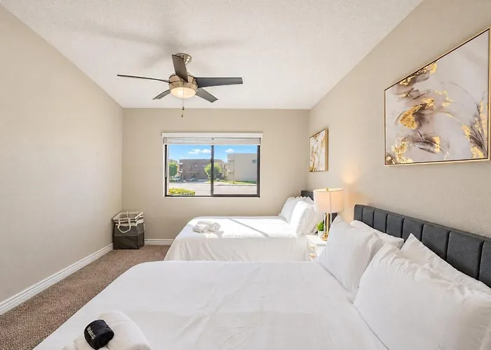 Spacious 2bd - Parking, Gym, Pool - Sleep 8 - 5min Casino * Scottsdale